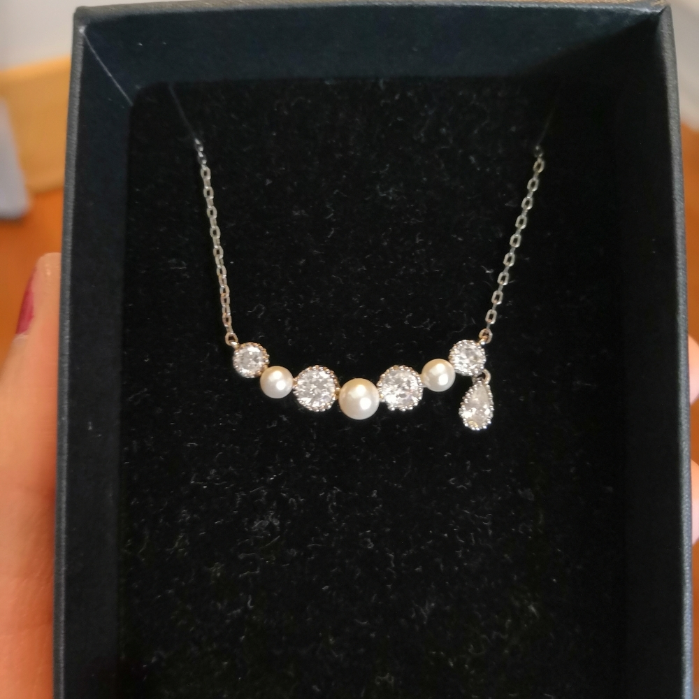 Beautiful crystal and pearl necklace